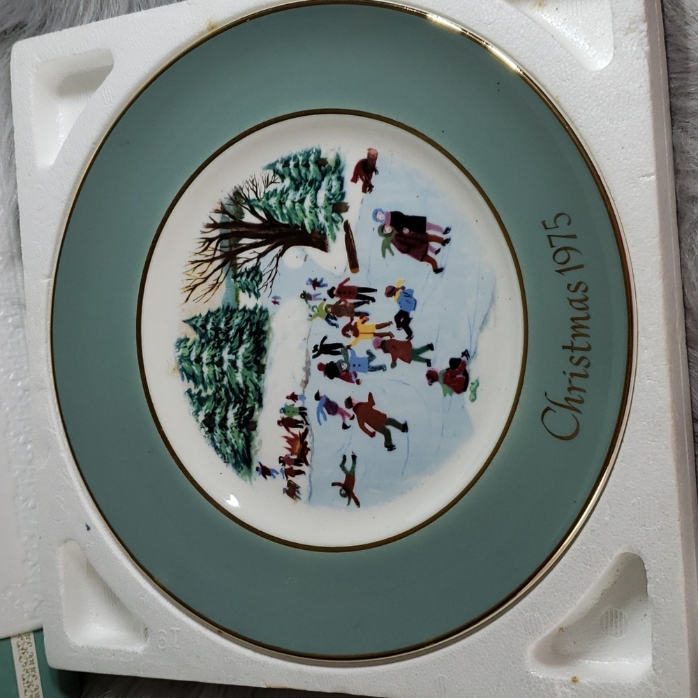 Avon Antique Vintage Christmas Plate 1975 "Skaters on the Pond"